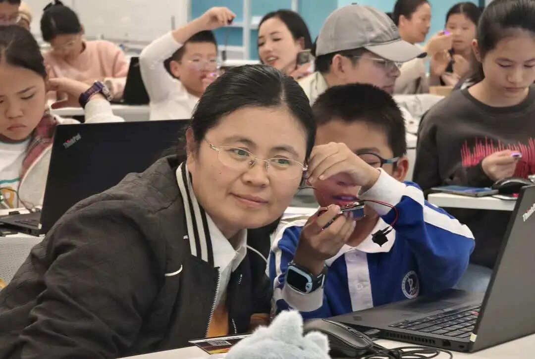 把“会说话”的玩偶带回家——文心大模型×深圳科学技术馆“AI启智未来亲子营”科普活动完美收官