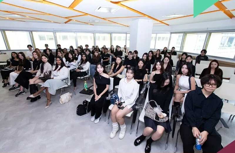 硬核实践 | 直通香奈儿秀场后台!莱佛士学生亲历时尚最前线