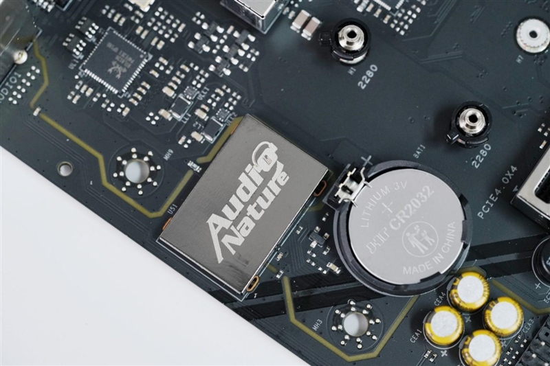 主流玩家的高端主板!七彩虹战斧B850M超级黑刃主板评测:供电散热配置豪华 性价比极佳