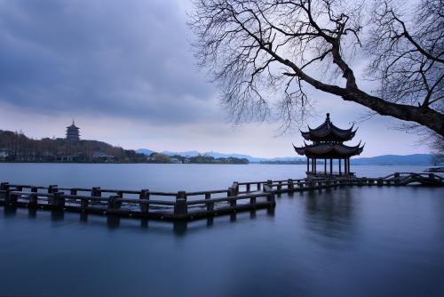 中国浙江杭州西湖雷峰塔的阴雨天