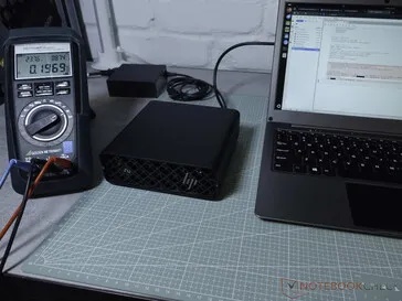 HP ZGX Nano AI工作站与万用表及笔记本电脑同框呈现_2
