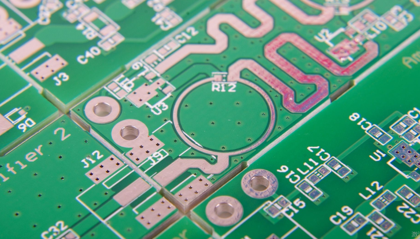 带有保护铜迹线的阻焊层的绿色 PCB 的特写