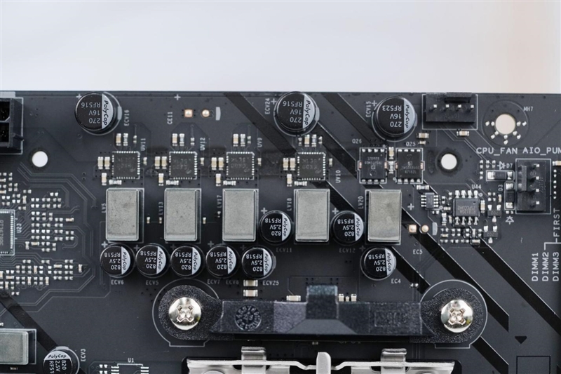 主流玩家的高端主板!七彩虹战斧B850M超级黑刃主板评测:供电散热配置豪华 性价比极佳