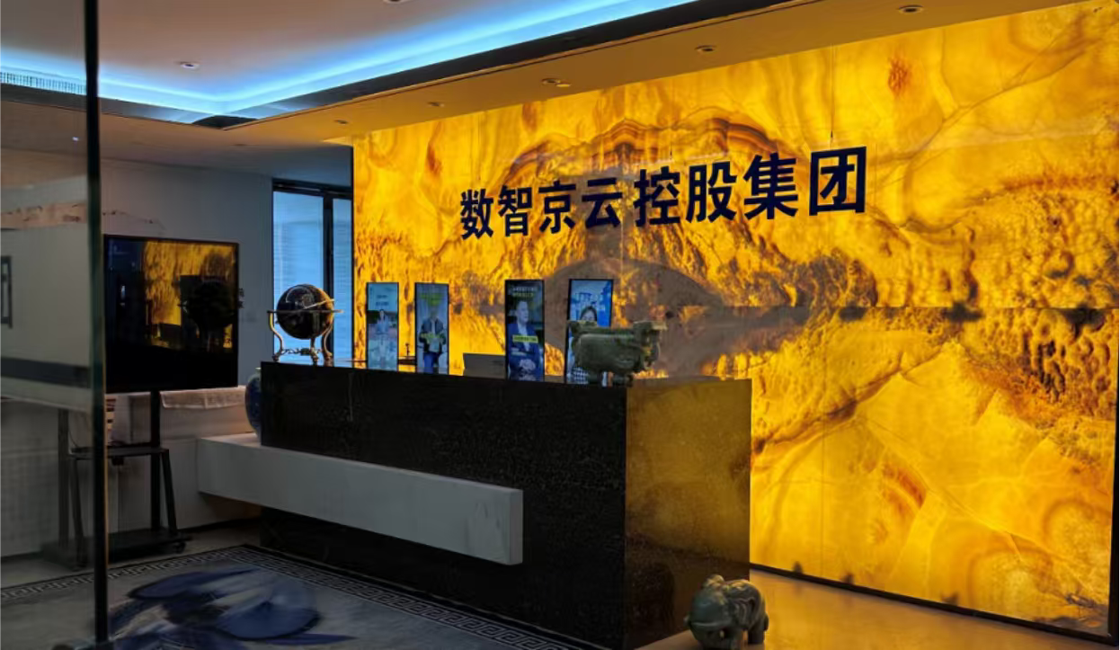 消防工程师在项目现场对照AI推荐的检查清单进行验收