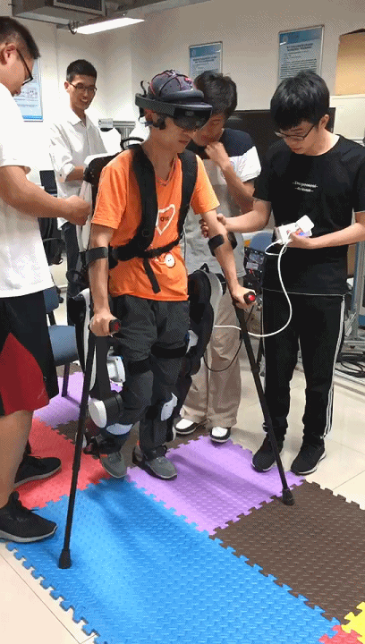 ▲&nbsp;傅利叶在2017年实现通过脑电信号驱动外骨骼行走