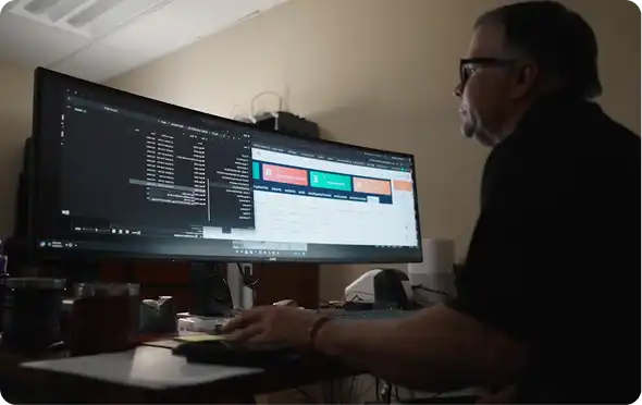 man-sceen-product-computer