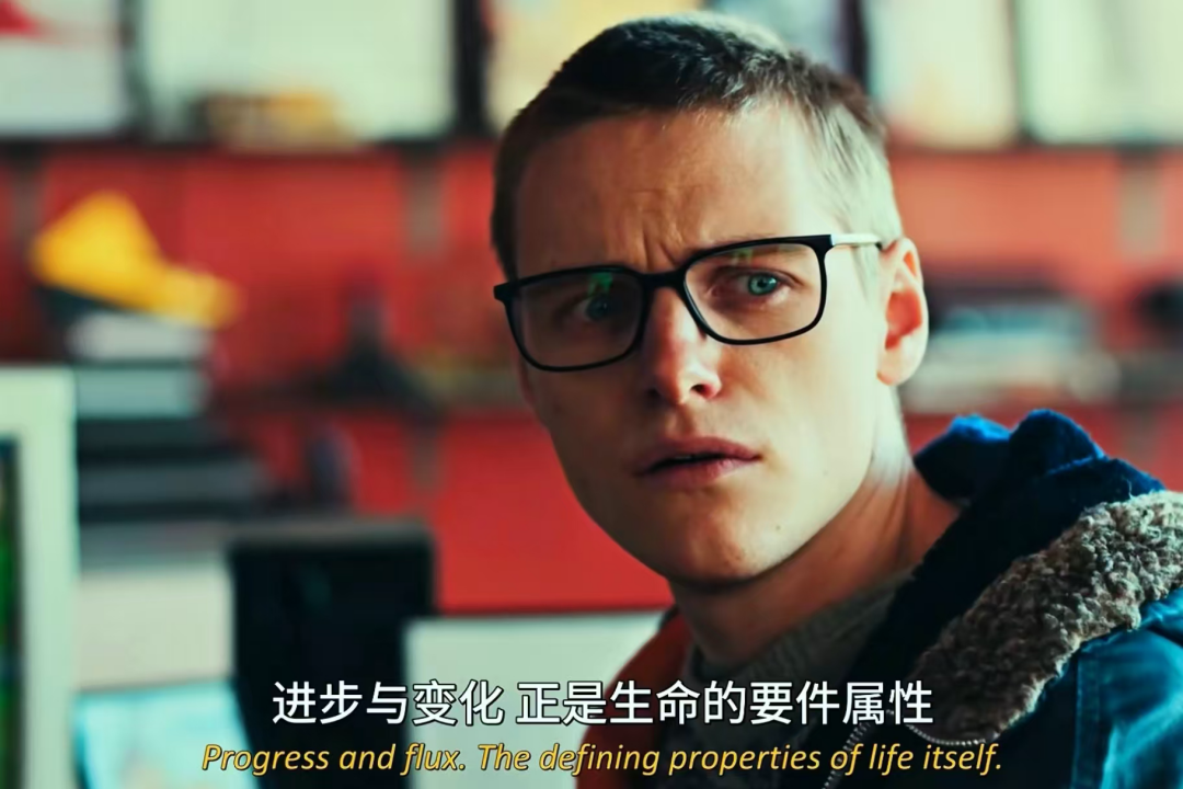 图：《黑镜》中象征“技术进步与生命变化”的画面，与现实中AI行业的快速迭代形成呼应，暗合“进步与变化是生命核心属性”的规律